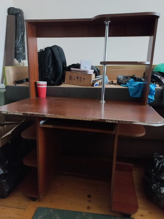 Комп'ютерний стіл, самовиніс