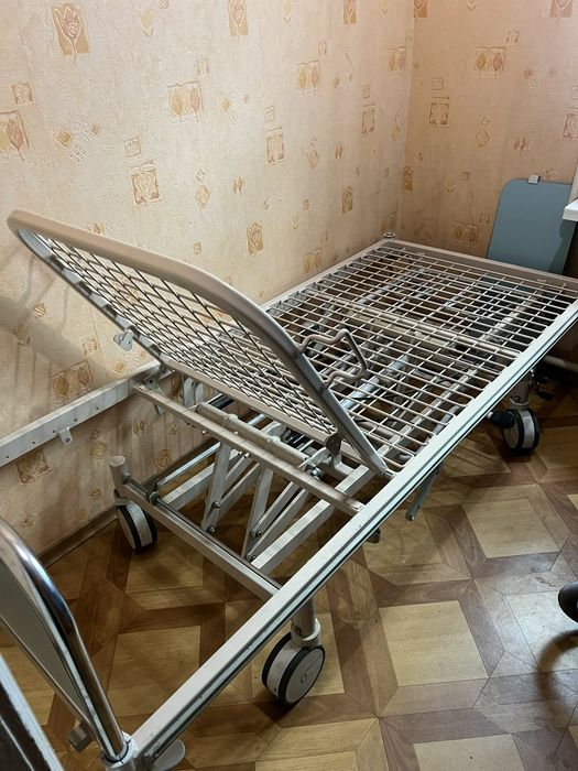 Кровать для лежачих функциональная на колёсах