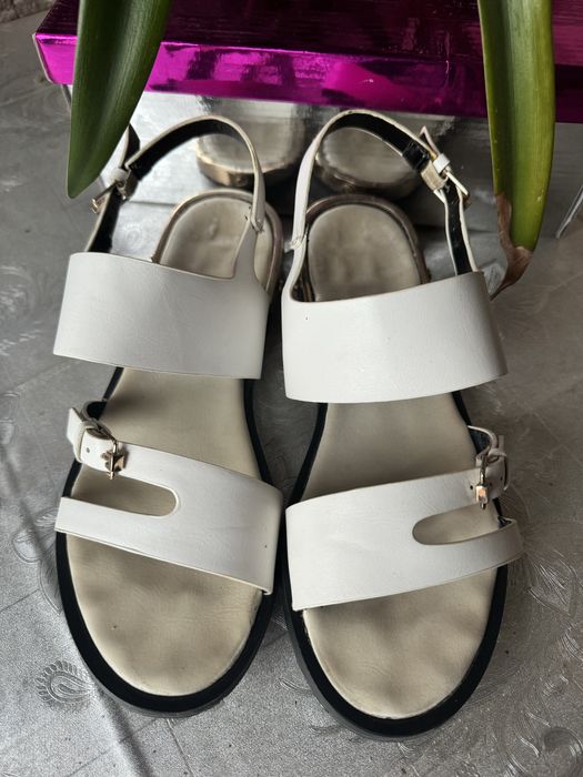 Білі босоніжки