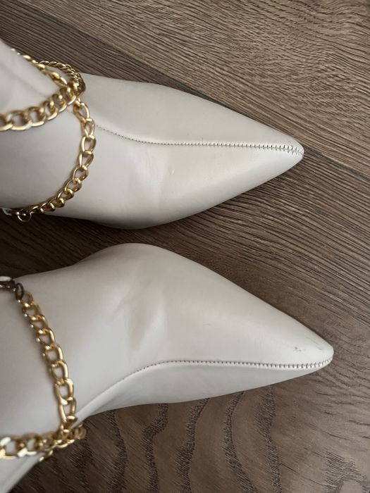 Kremowe botki na szpilce