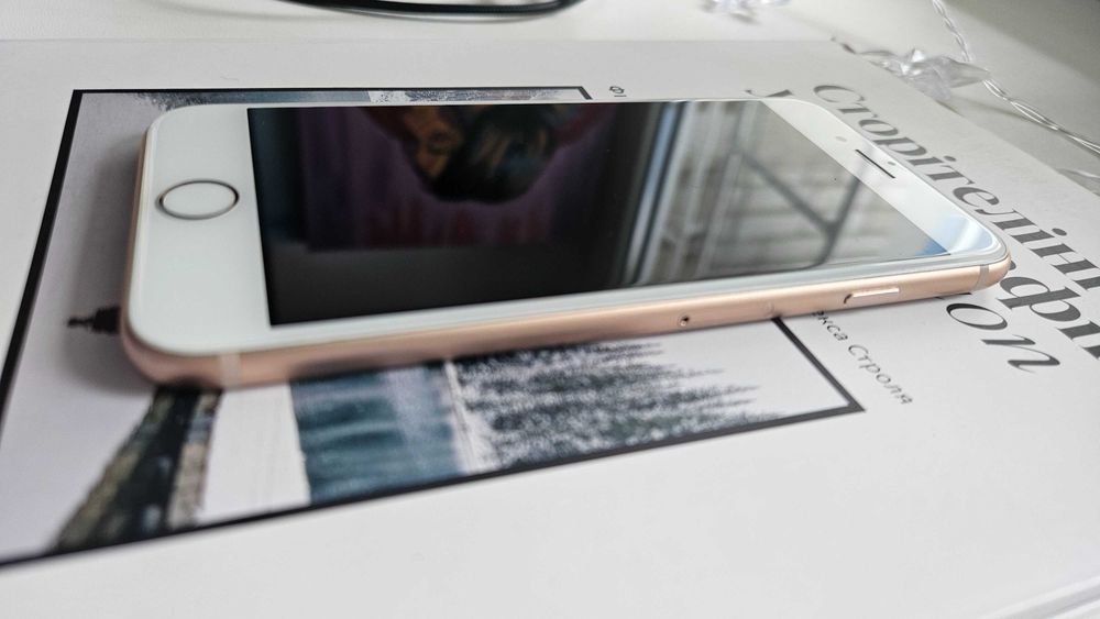 Телефон iPhone 8