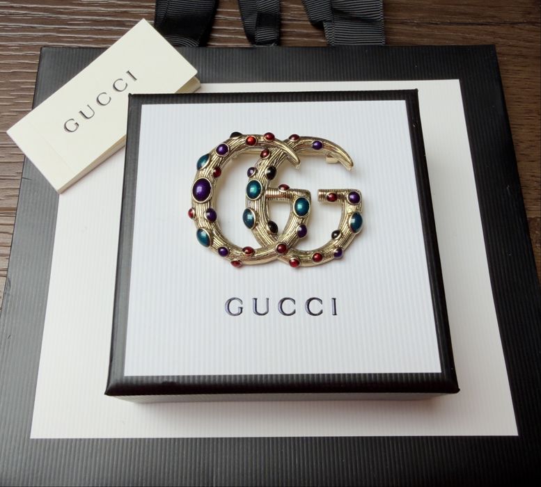 Broszka Gucci stare złoto z kolorowymi kamieniami