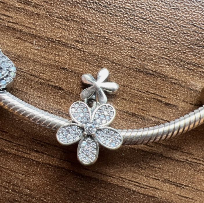 Pulseira Pandora com 8 Charms