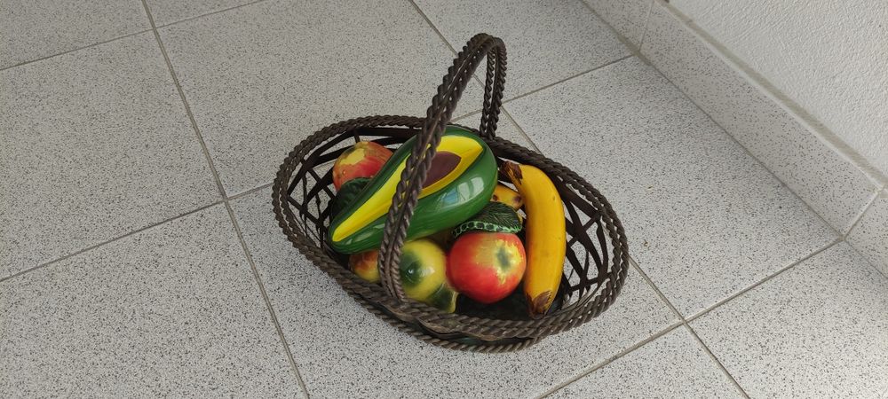 Cesta em metal com frutos em cerâmica