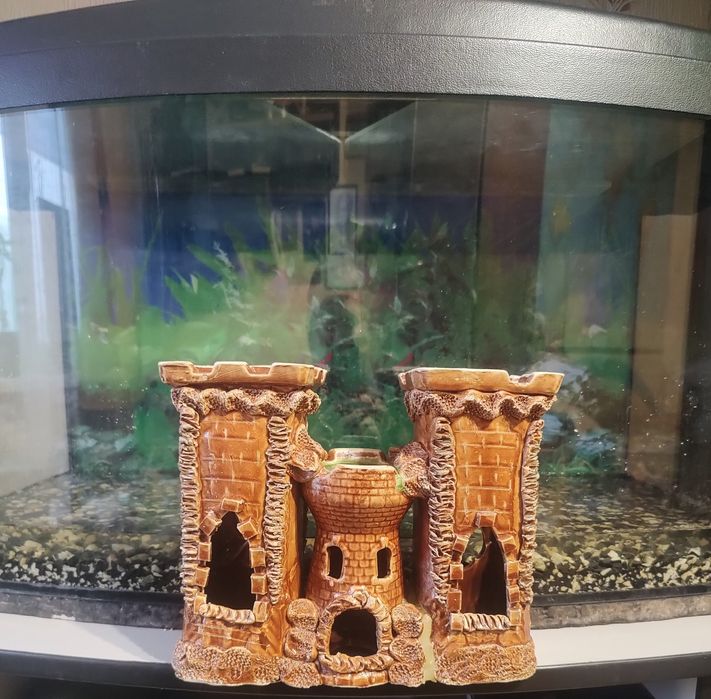 Декор-замок для большого аквариума.