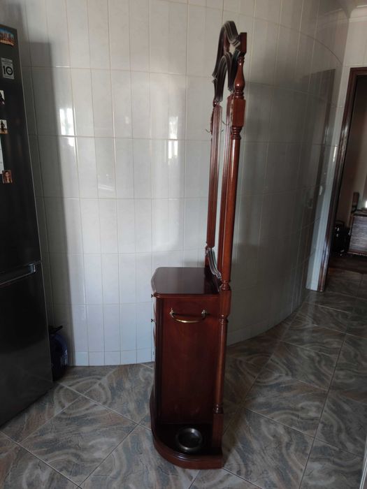 Móvel de entrada com espelho e bengaleiro (Estilo Classico)