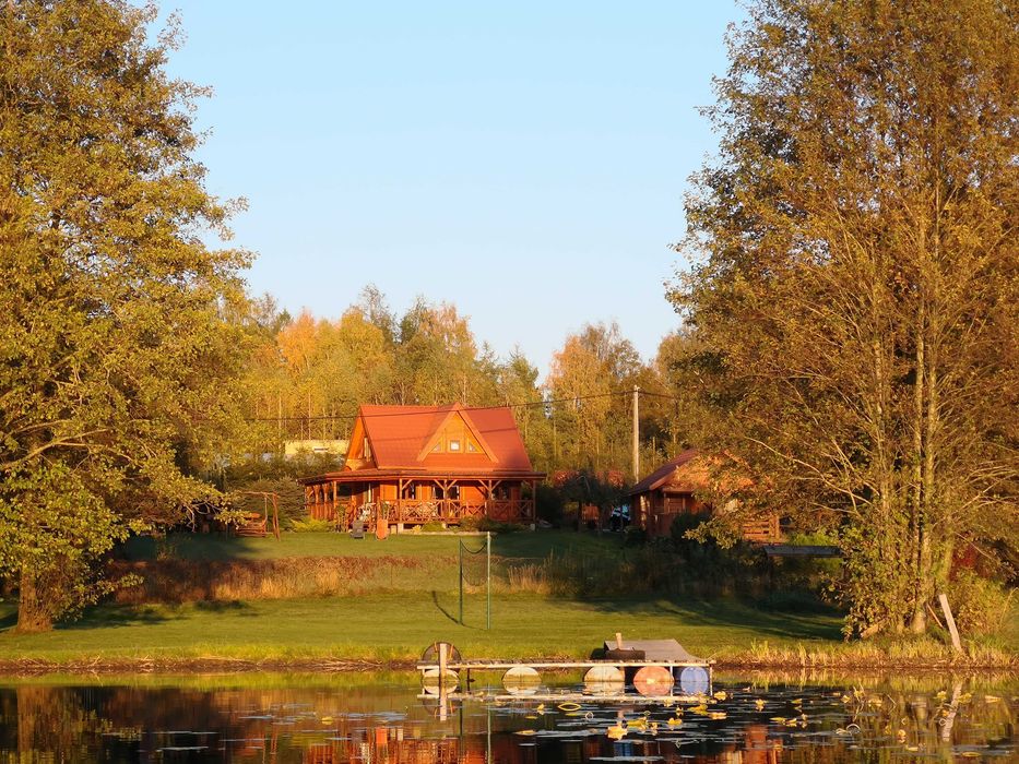 Drewniany domek nad jeziorem Mazury