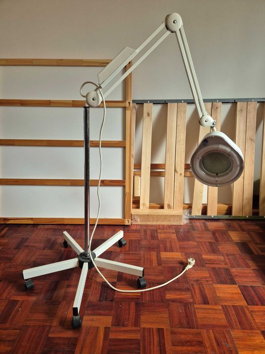 Candeeiro articulado e lupa - Material de estética