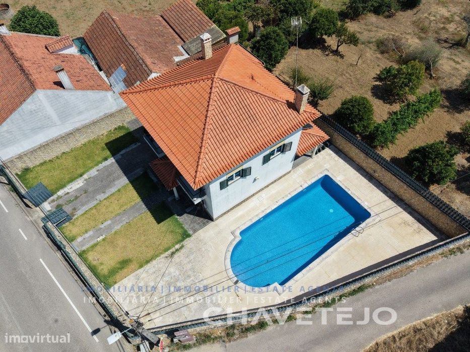 Moradia V4 com garagem e piscina a 7 km de Tomar e de praia fluvial...