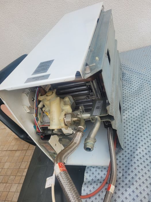 Esquentador junkers inteligente a funcionar muito bem e  ventilado