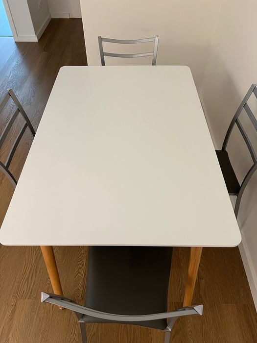 Mesa de jantar com 4 cadeiras