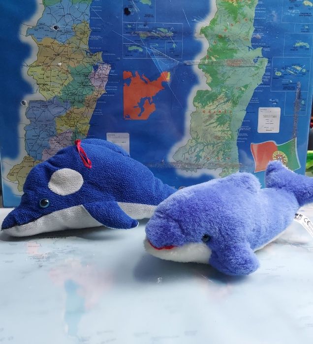 Golfinho e baleia de peluche