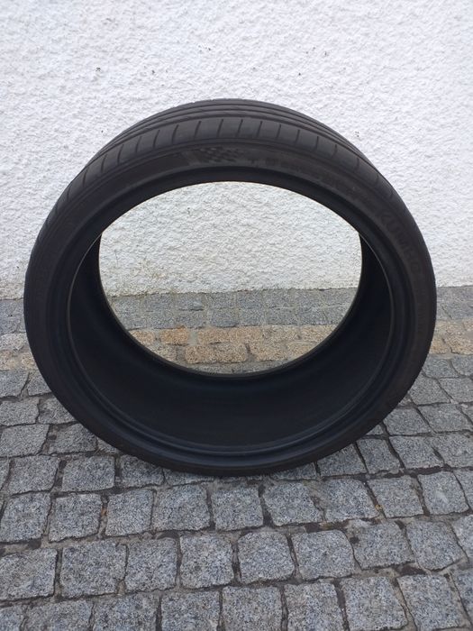 Um pneu kumho 245/30/19