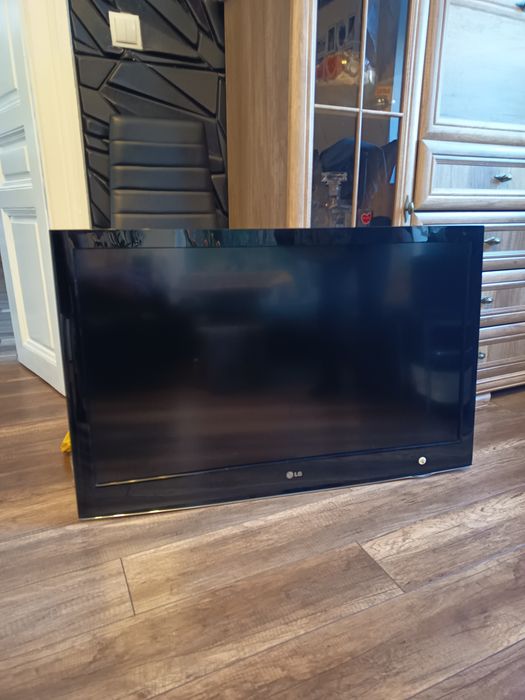 Telewizor LG 42 cale + pilot, stojak , uchwyt ścienny