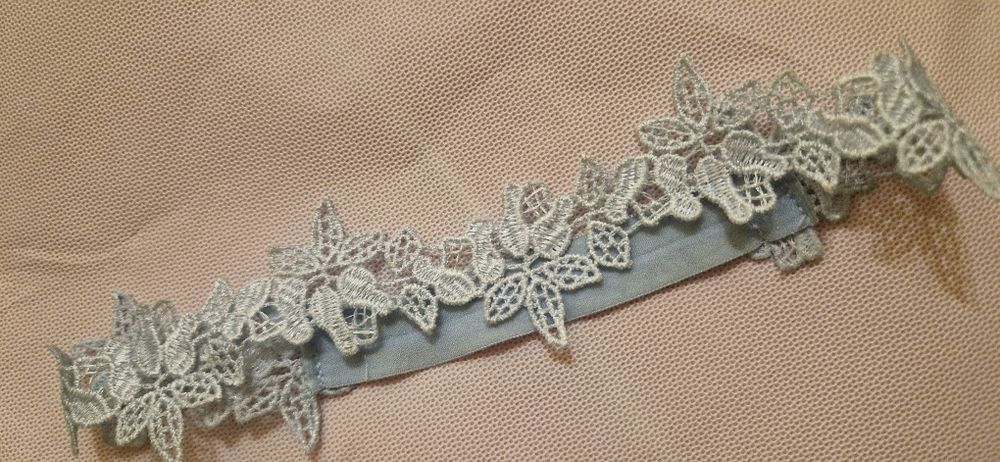 Błękitna podwiązka w stylu boho