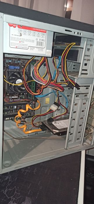 Komputer stacjonarny mustang.