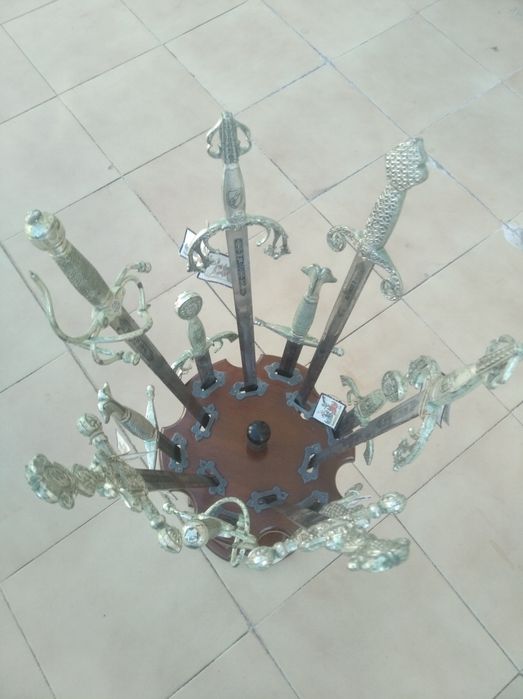 Coleção de Mini Espadas banhadas a prata com suporte de Carvalho