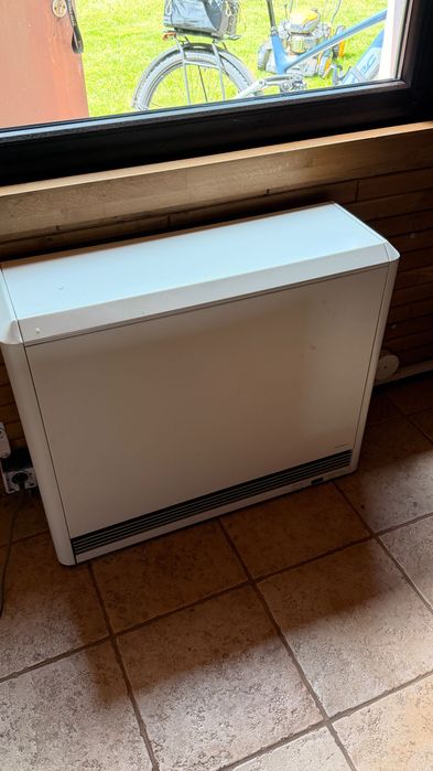 Elektryczny piec akumulacyjny marki AEG.