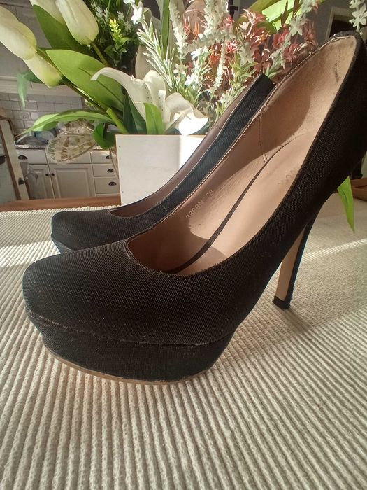 Sapatos pretos salto alto com brilhantes 38