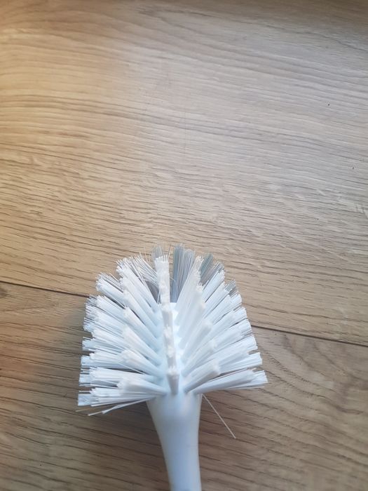 Nowa szczotka do mycia naczyń.