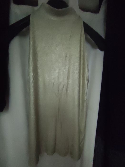 Blusa dourada sem mangas