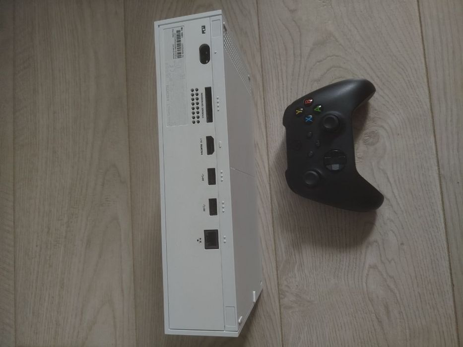Продам Xbox Series S 512 gb приехал с Европы состояние нового