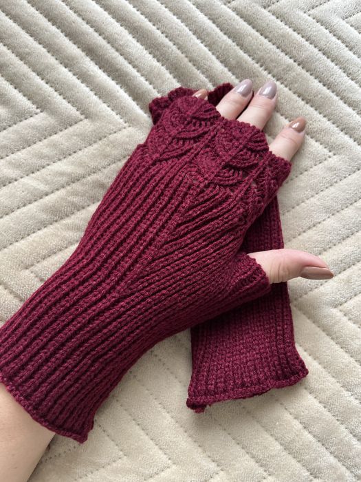 Burgundowe mitenki z lisciastym wzorem