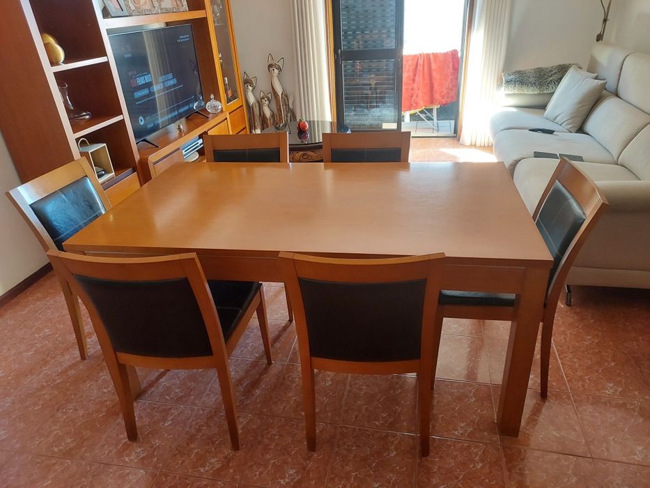 Mesa Extensível Sala Jantar em Madeira Maciça -  com 6 Cadeiras.