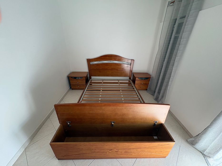 Cama de Casal em Mogno Maciço + Conjunto Completo
