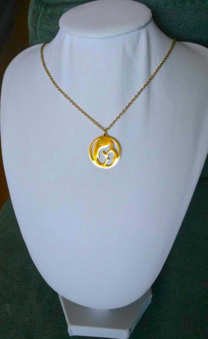 Colar Aço Dourado Disco c/ Mãe e Bebe NOVO