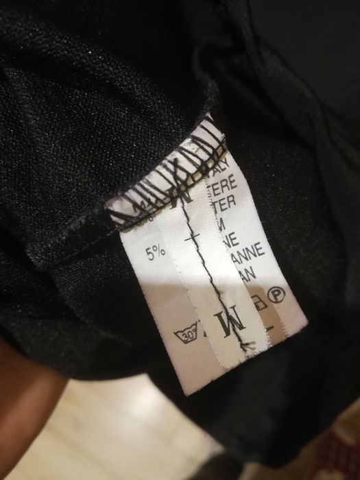 Sukienka damska z ozdobnym dekoldem