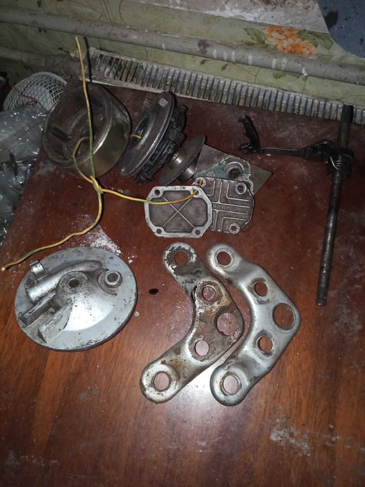 Продам запчастини на мопед альфа, дельта кришки запалення бокові