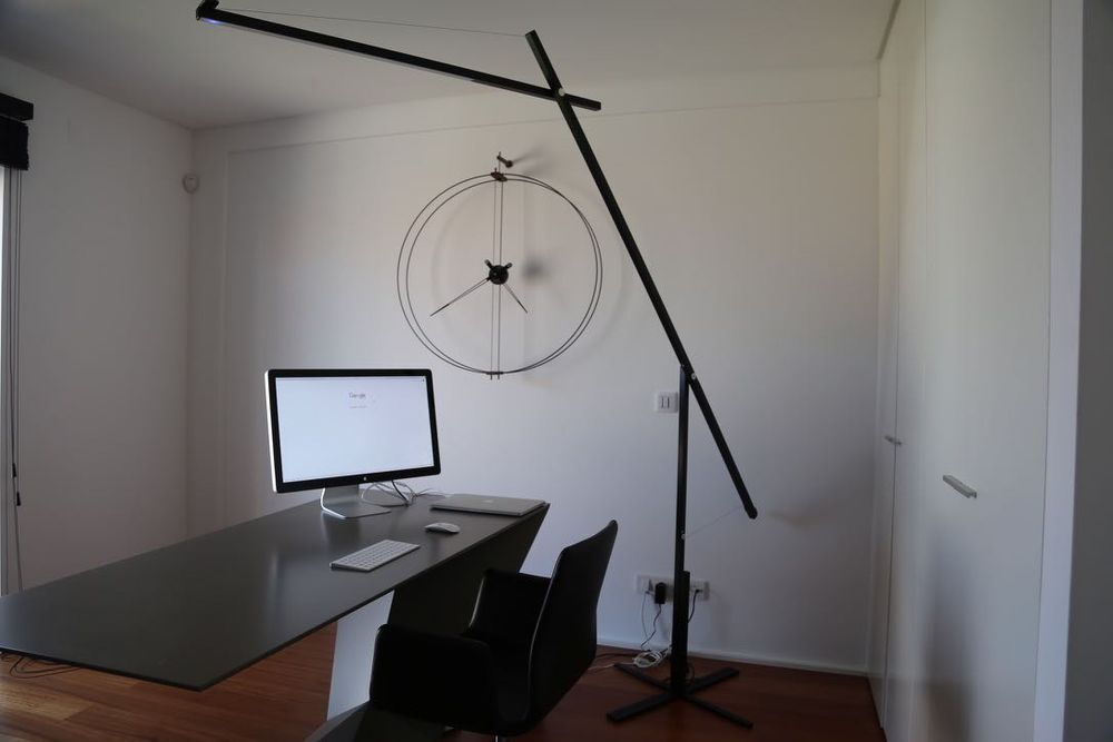 Candeeiro de pé Roche Bobois Grue – design icónico, metal lacado