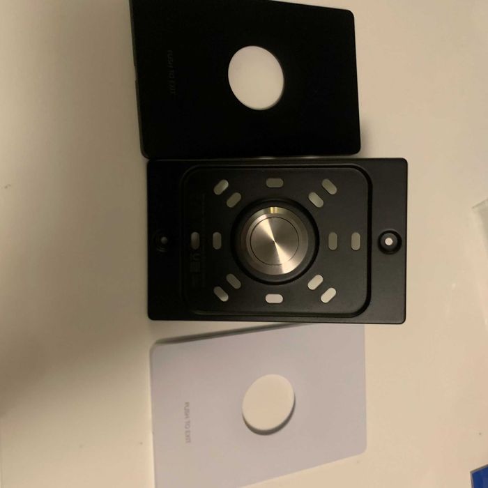 Кнопка для відкривання дверей