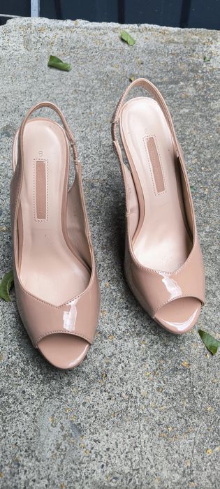 Босоніжки на каблуку бежеві