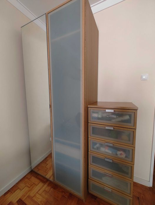 Cómoda de gavetas em tom carvalho