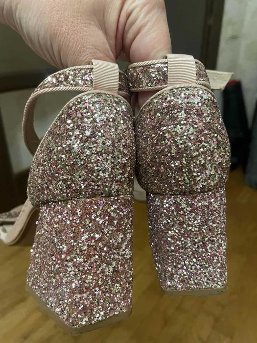 Босоніжки святкові Bershka