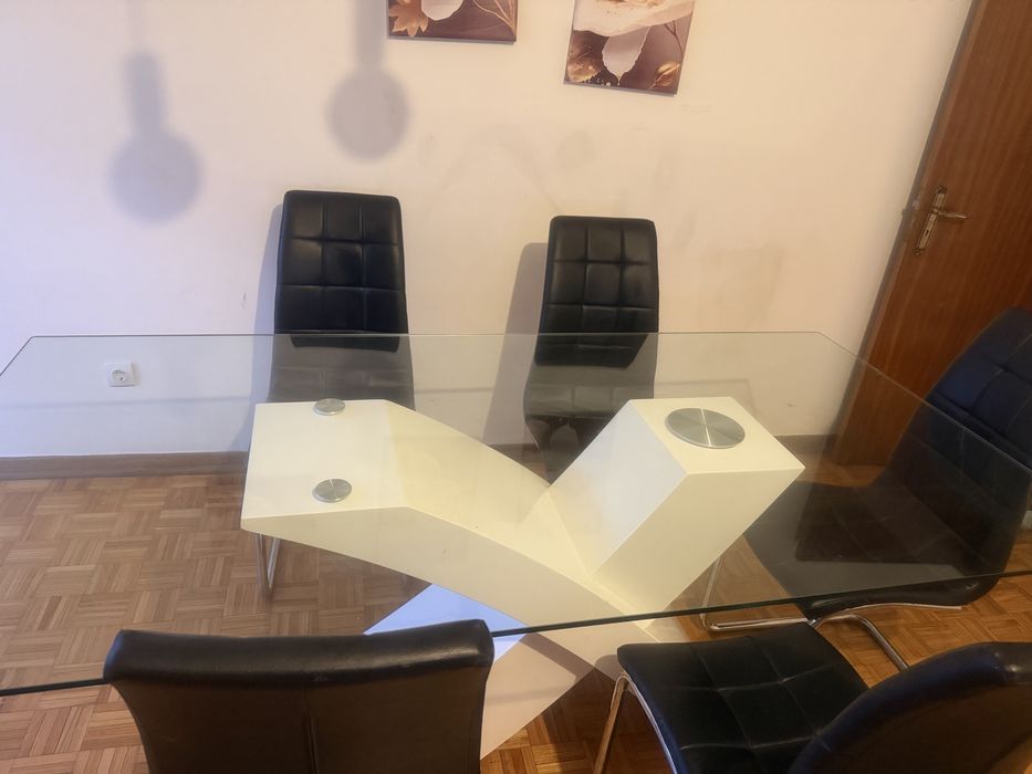 Mesa de vidro com 6 cadeiras