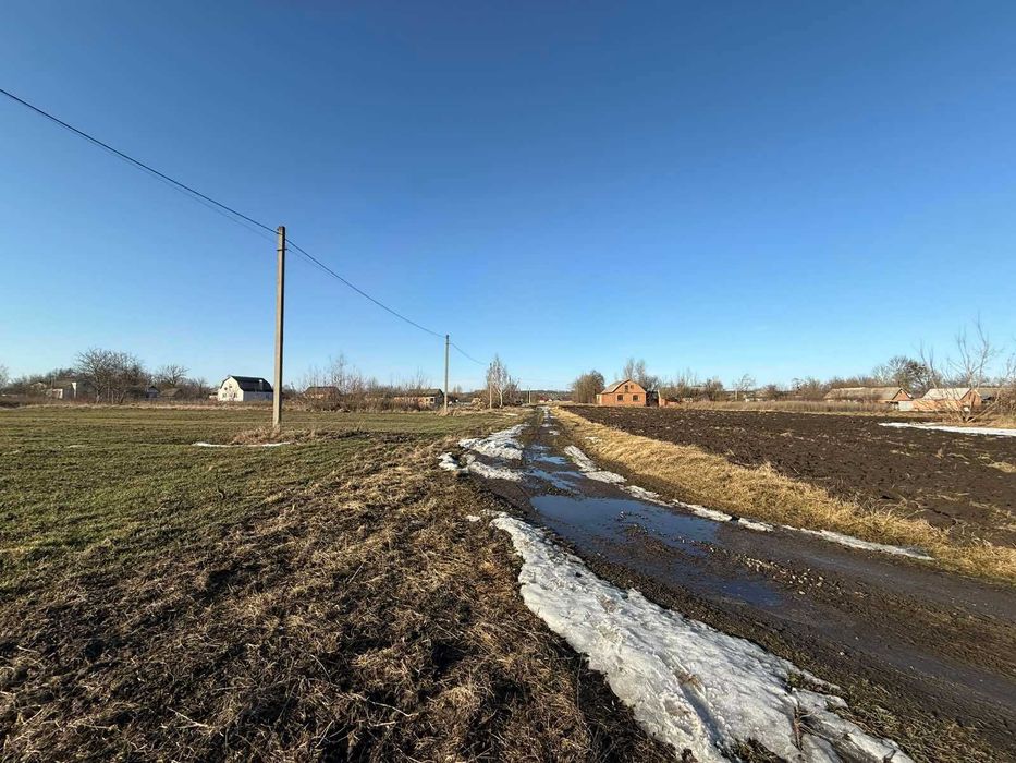 Продам ділянку в смт Літин .Рівна під житлову забудовуПоруч світло газ