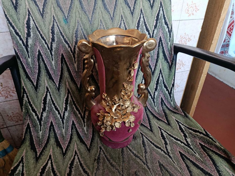 2 Чайных сервиза . 2 кофейные чашечки . Блюдца . Ваза .