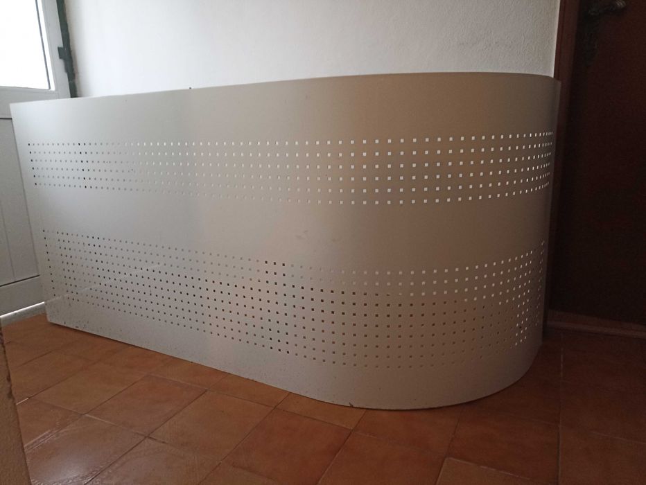 Balcão de receção linha Baleno com estrutura metálica Branco
