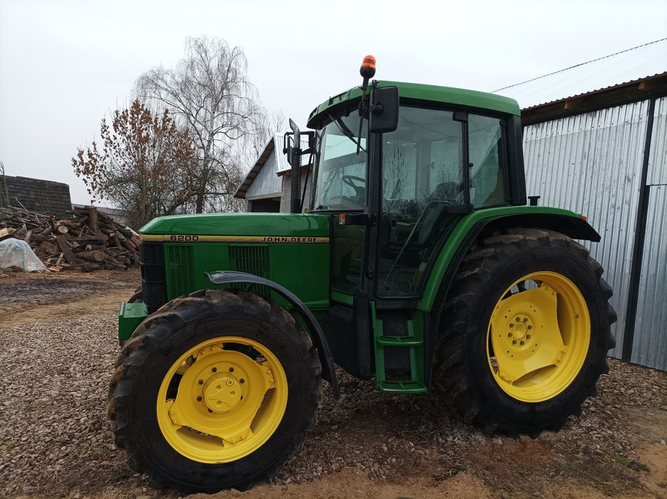 Трактор John Deere 6200