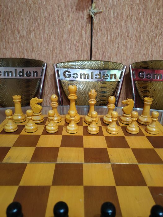 Деревянные игровые шахматы с доской 40-40 см.