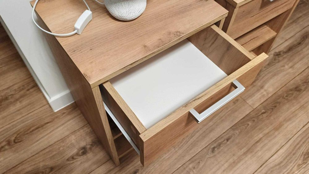 Meble i oświetlenie do sypialni – 2 stoliki nocne + 2 lampki nocne