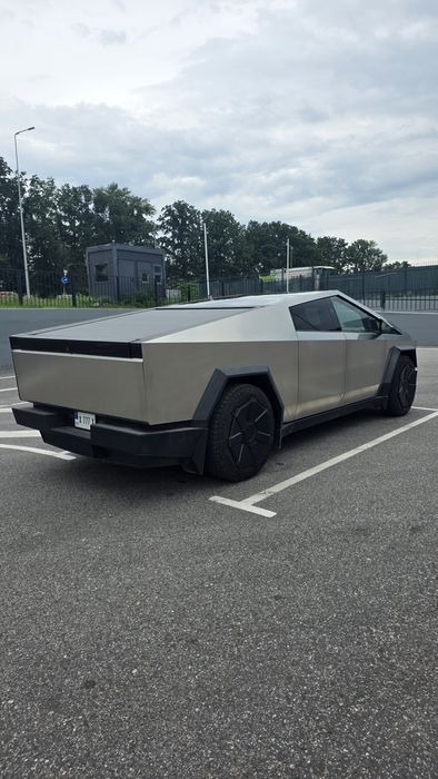 Tesla Cybertruck (категорія B !)