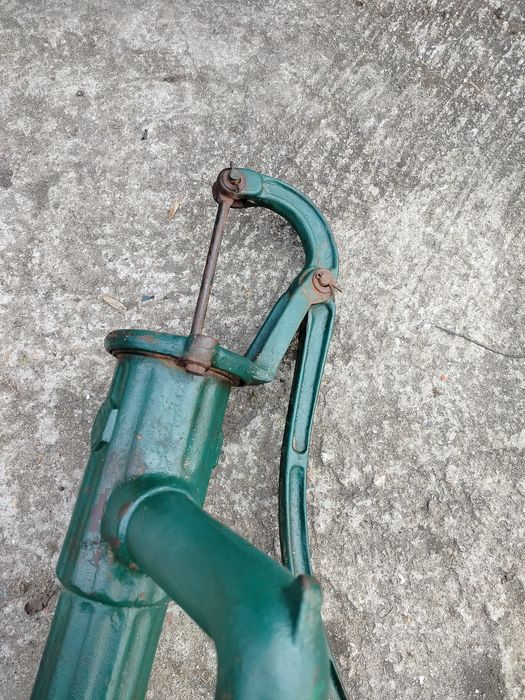 Stara pompa do ogrodu