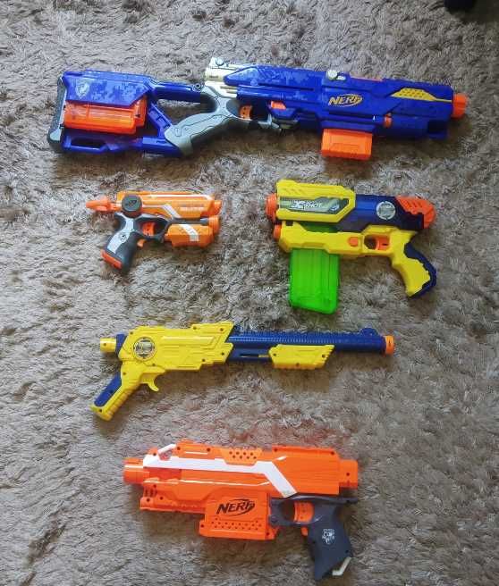 Conjunto com  5 NERF modelos diferentes , em bom estado