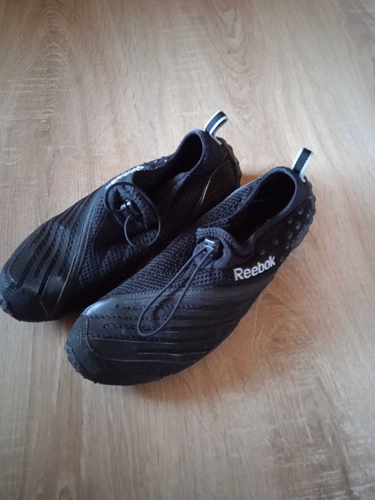 Czarne buty sportowe