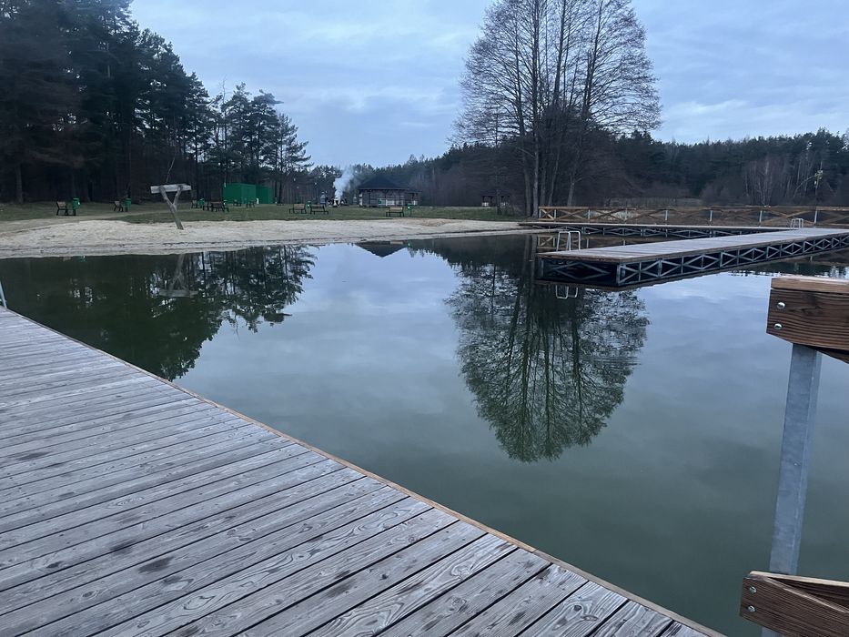Domek letniskowy w lesie z balią .