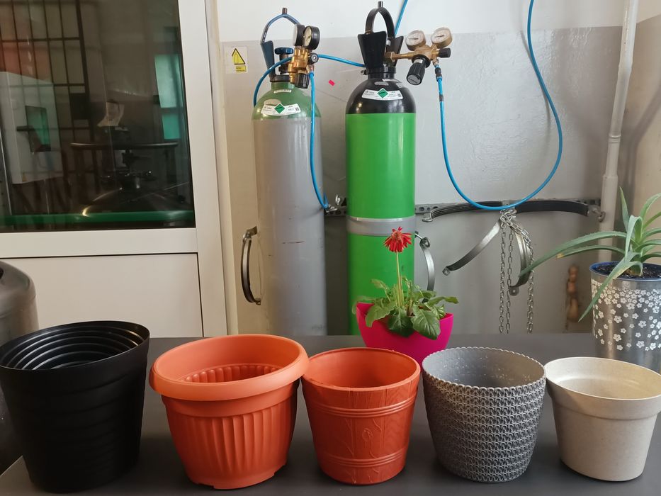 Duże plastikowe osłonki na doniczki